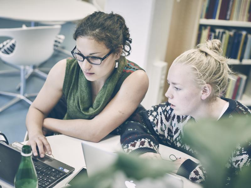 Foto af to biblioteksgæster