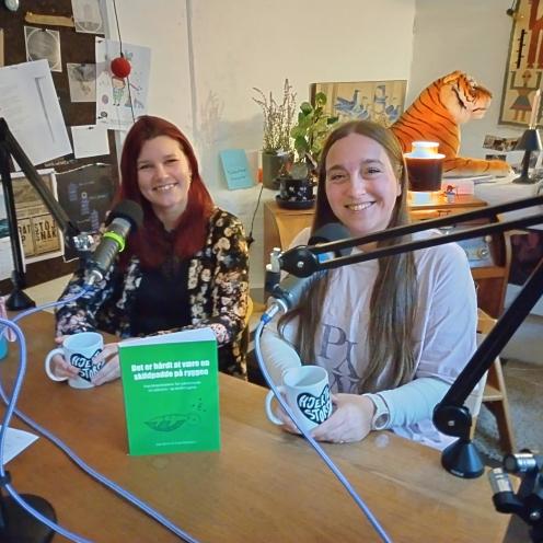 Amalie og Cecilie, værter på podcasten ”På Sidelinjen”.
