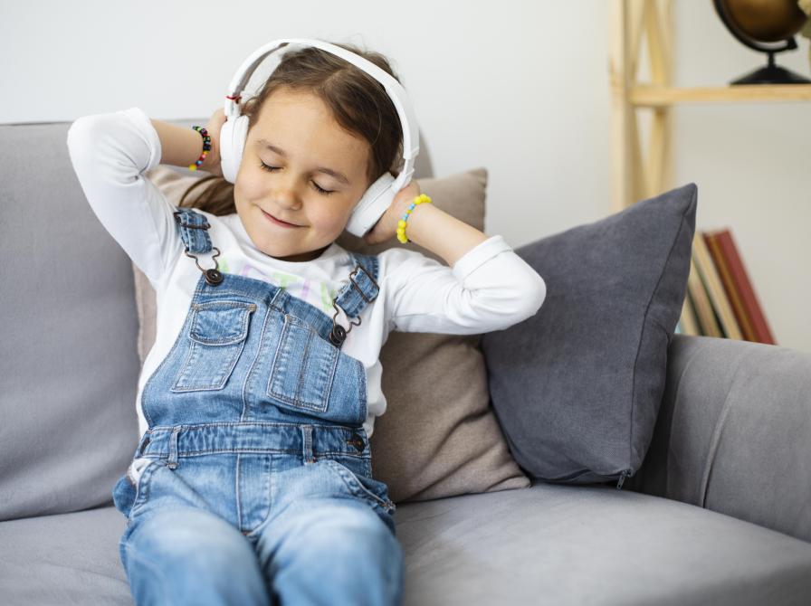 Pige lytter til musik