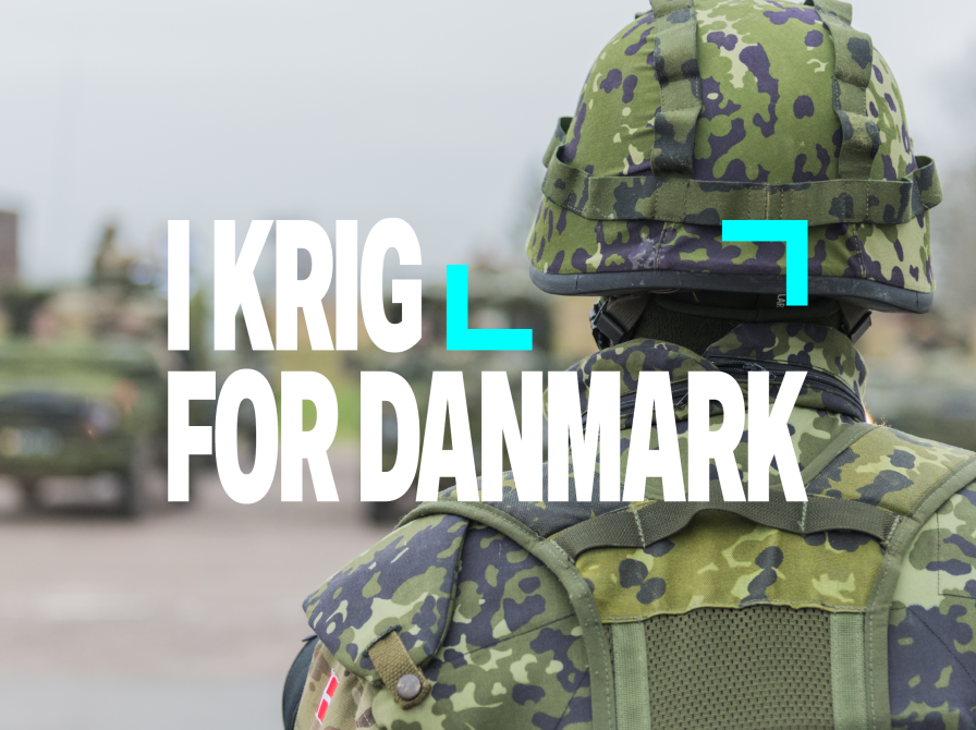 Soldat står med ryggen til.