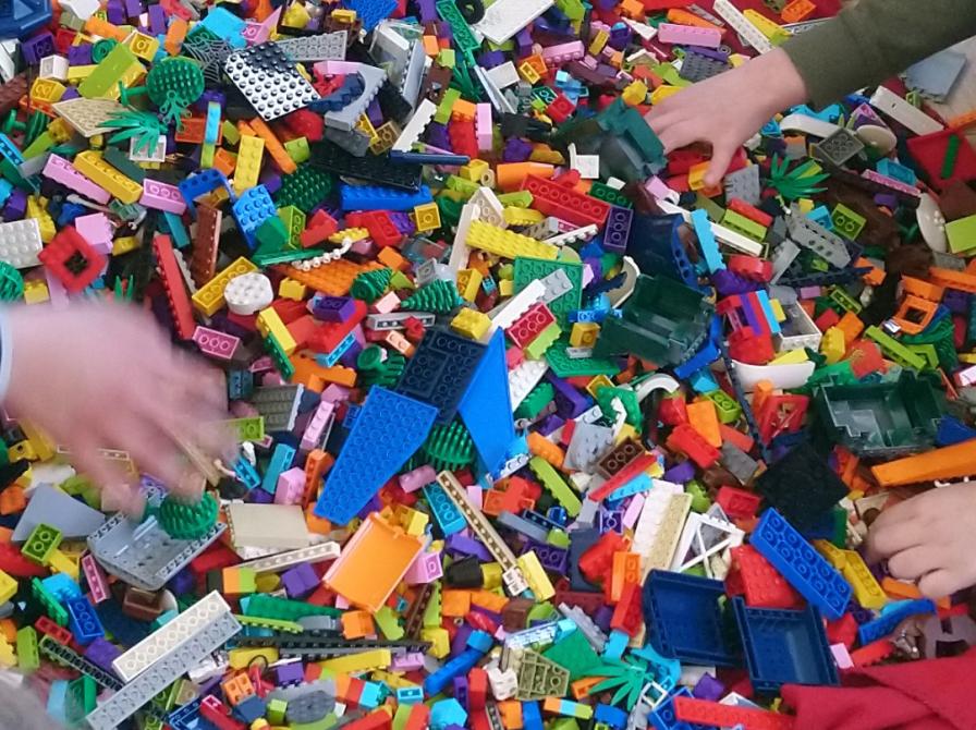 En gruppe børn leger med LEGO