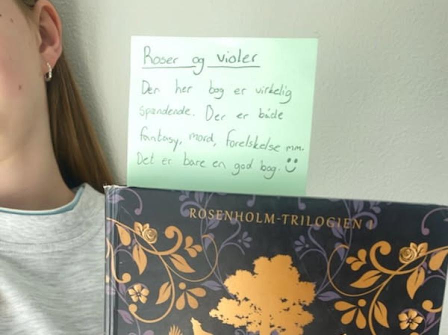 Forside af bogen "Roser og violer" og en anmeldelse