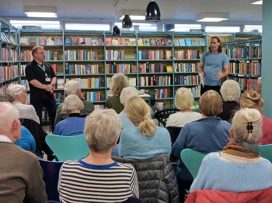 Torben (til venstre) og Kenneth (Til højre) står foran et publikum på Hasseris Bibliotek og fortæller om klassikere.