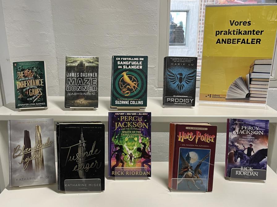 Nærbillede af Violas udstilling med 9 gode bøger, som hun anbefaler.