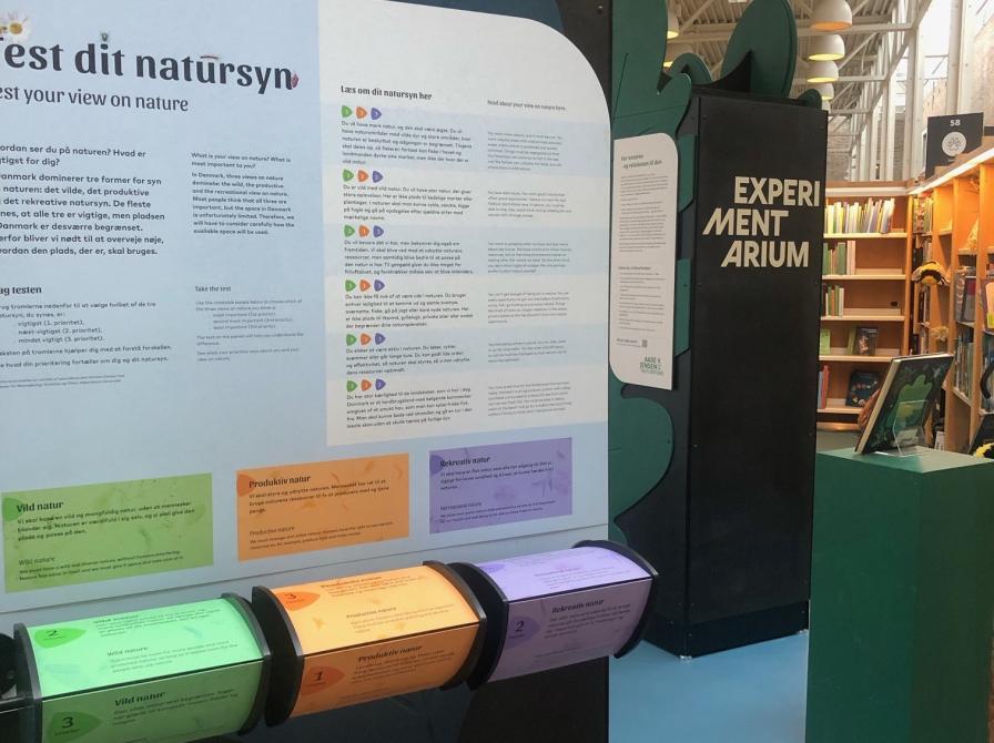En væg med tekst og en test, hvor man kan teste sit natursyn. En del af den interaktive udstilling "Naturriget"