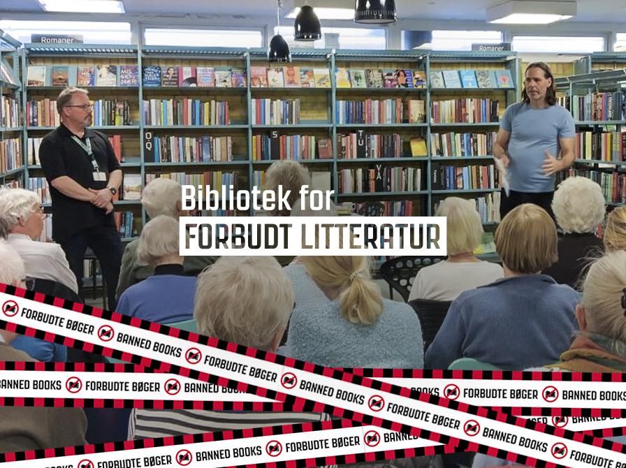To person står foran en forsamling af mennesker på et bibliotek. Foran billedet er grafik med teksten "Bibliotek for forbudt litteratur"