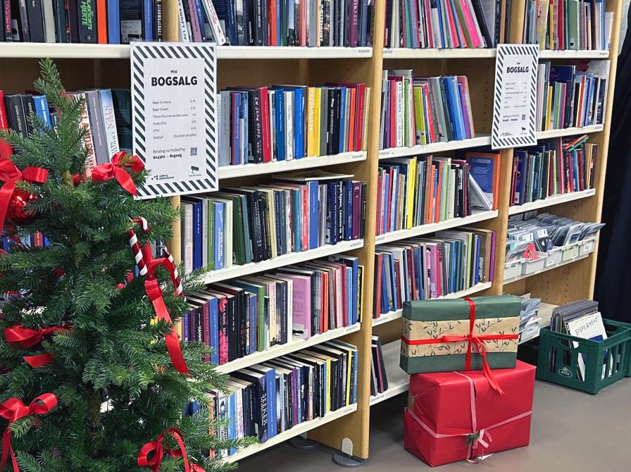 Bogsalg på Hovedbiblioteket med gaver og juletræ.