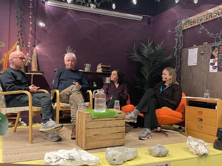 Foto fra samtalen på scenen i Folkestuen 