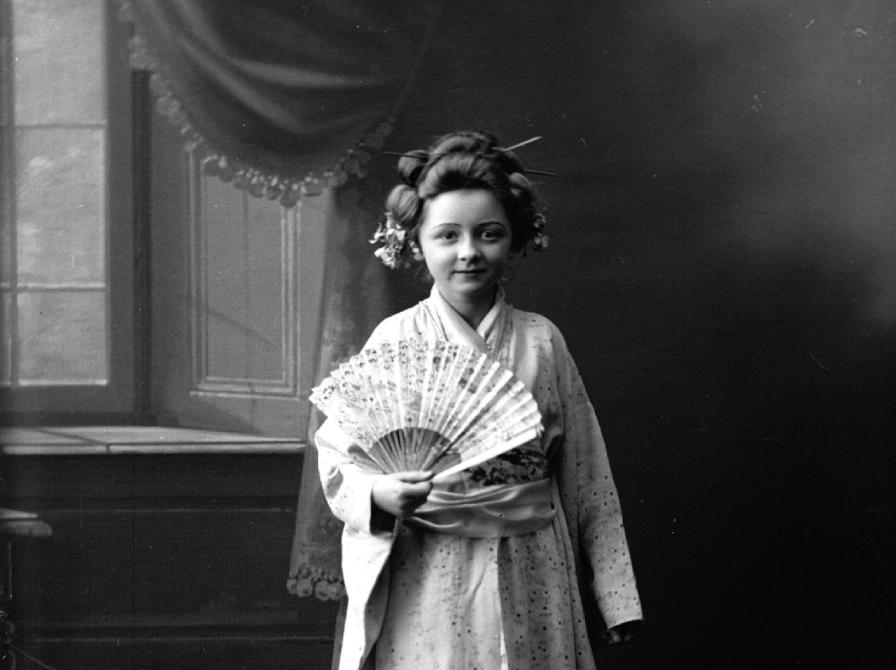 Ung pige i japansk kostume, 1916