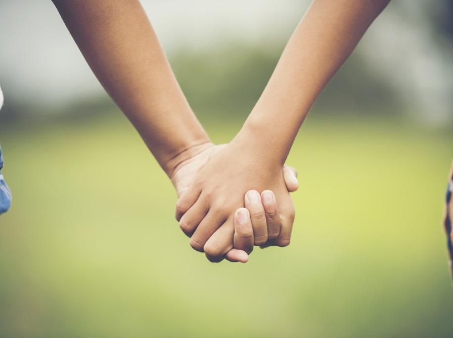 Hænder der holder i hånd
