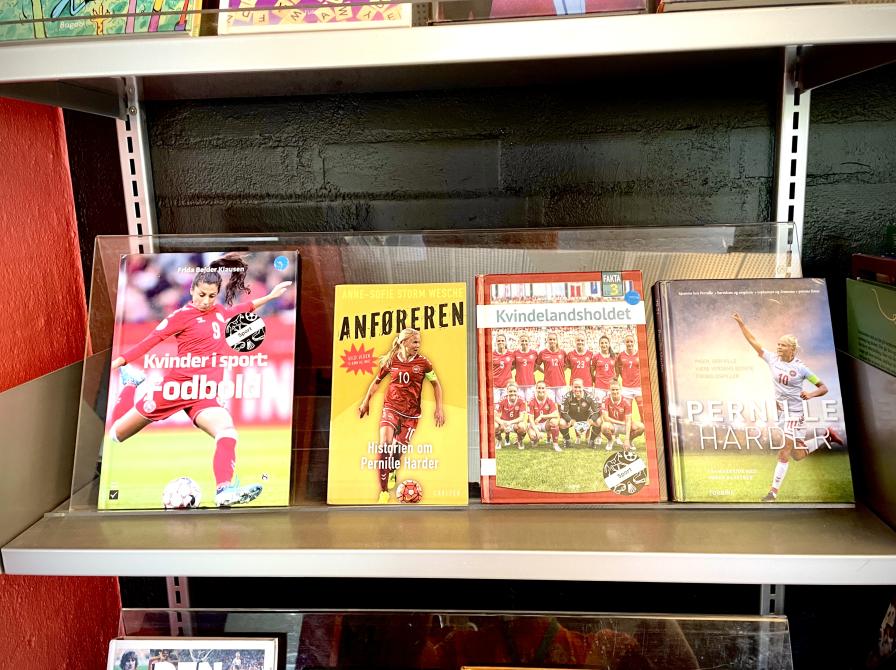 En reol med bøger om kvindefodbold